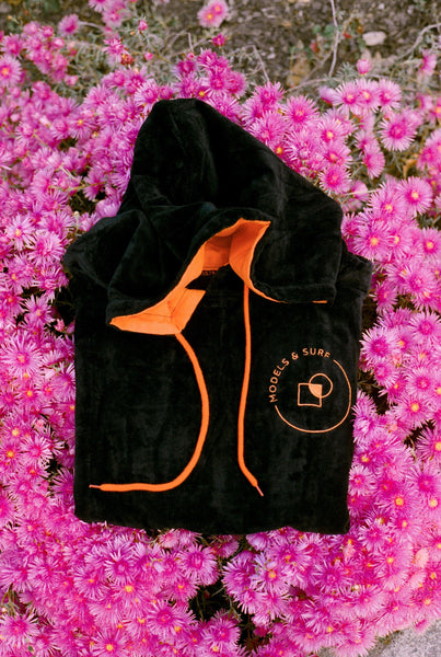 Load image into Gallery viewer, M&S Hooded Surf Towel - Wetsuit Changing Poncho - Velvet / Terry Cotton - Models and Surf
 Load image into Gallery viewer, M&S Hooded Surf Towel - Wetsuit Changing Poncho - Velvet / Terry Cotton - Models and Surf