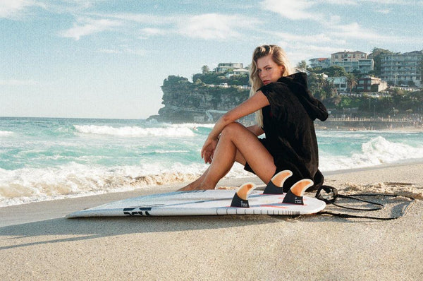 Load image into Gallery viewer, Compatible Future Fins - The Hybrid - Thruster / Carbon-Light Wood - Models and Surf
 Load image into Gallery viewer, Compatible Future Fins - The Hybrid - Thruster / Carbon-Light Wood - Models and Surf