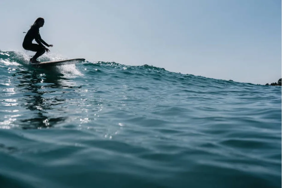 surf tips for beginners - longboard waves